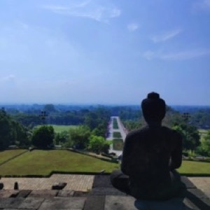 Depuis Yogyakarta, au centre de l'île de Java, on trouve à proximité le temple bouddhique de Borobudur, à l'ouest, et le temple hindouiste de Prambanan, à l'est..#Indonesia #temple #borobudur